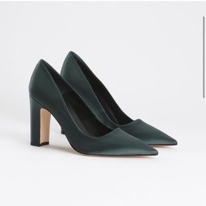 Good American Satin Statement Pump | NWT